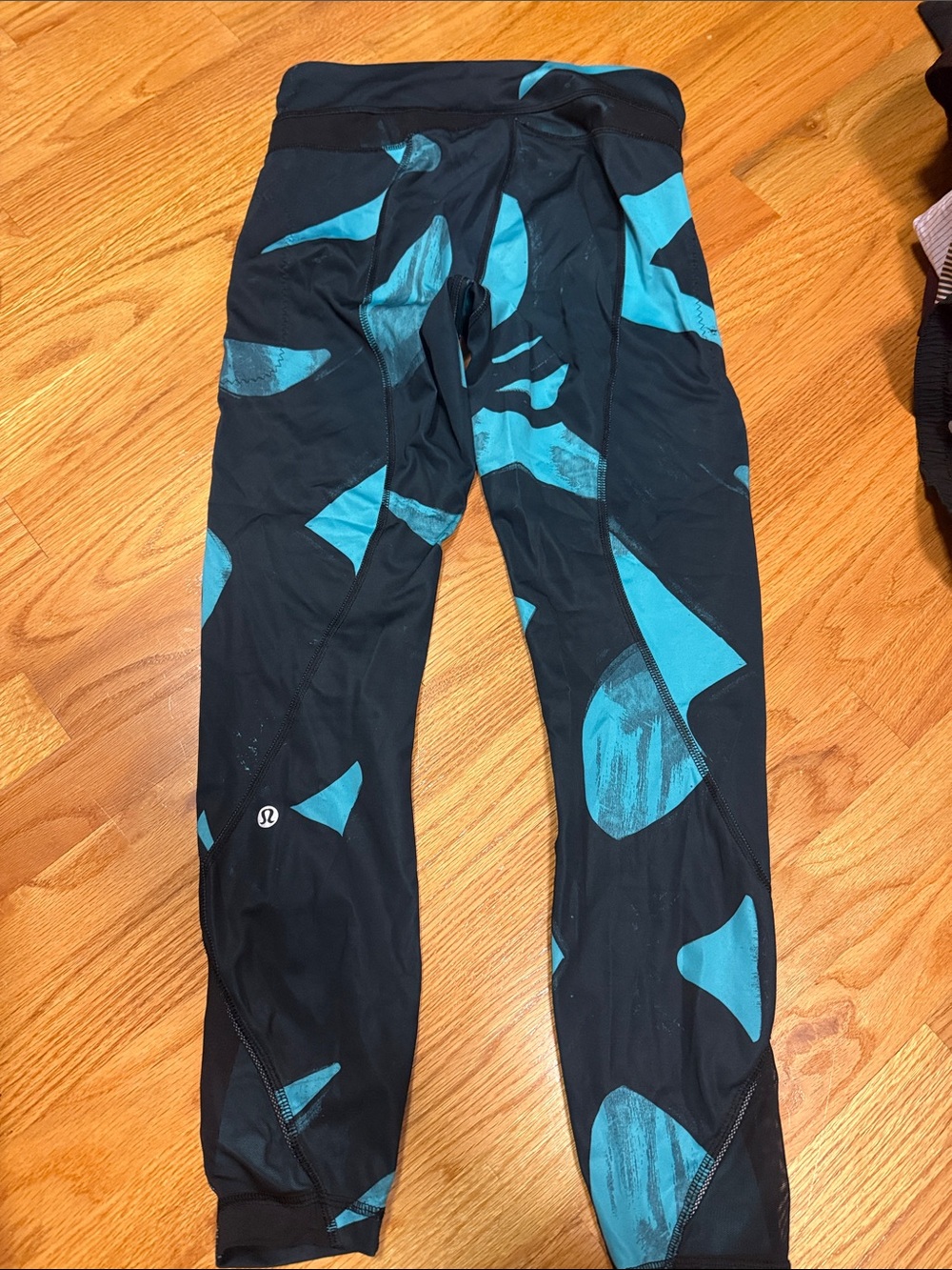 Lululemon Black & Teal Athletic crop  Leggings with Geometric Print size 4 - Picture 2 of 4